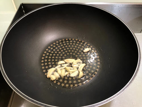 洋葱炒虾仁的简单做法7